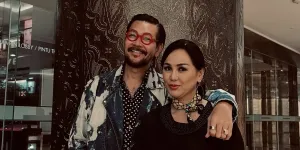 Potret Ferry Salim dan Sang Istri Tetap Fashionable di Usia Kepala 5