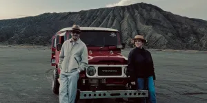 Potret Ferry Salim Liburan ke Gunung Bromo, Nikmati Barbeque bersama Istri 