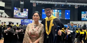 Potret Ferry Salim Wisuda S2 Hukum di Usia 58 Tahun, Akui Perjalanannya Tak Mudah