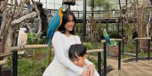 Potret Fuji Ajak Gala Sky Main ke Kebun Binatang, Feeding Time Jadi Favorit 