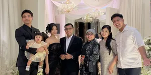 Potret Fuji Kondangan Bareng Keluarga dan Rakin, Tampil Kompak