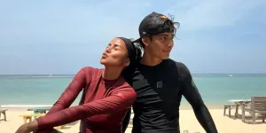 Potret Gaya Liburan Olla Ramlan dan Tristan Molina di Pantai, Backflip dan Split Santai