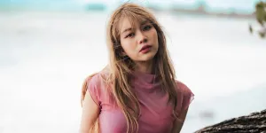 Potret Ghea Indrawari Nikmati Keindahan Pantai, Tampil Anggun Bak Bidadari