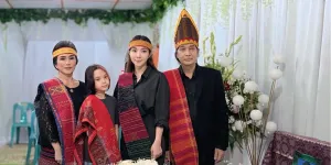 Potret Gisella Anastasia dan Gempi di Pemakaman Opung, Belajar Adat Batak di Tengah Duka
