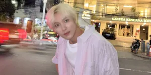 Potret Haechan NCT 127 Ikutan Melokal Jadi Anak Jaksel, Nyoba Foto di Kawasan Senopati