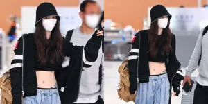 Potret Han So Hee Kembali Pamerkan Tato di Pinggang, Bikin Fans Heboh - Upload Permintaan Maaf Karena Tidak Menyapa Fans