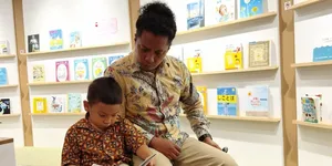 Potret Hangat Kedekatan Arie Kriting Bersama Sang Putra Naka