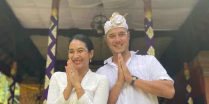 Potret Happy Salma Rayakan Galungan Bersama Keluarga, Tampil Cantik dengan Kebaya Putih