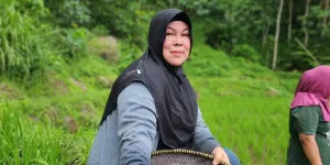 Potret Ibunda Lesti Kejora Bertani di Desa, Hidup Bahagia di Masa Tua