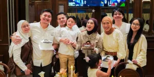 Potret Irish Bella Rayakan Ultah Ibunda, Parasnya Awet Muda