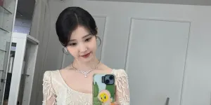 Potret IU Mirror Selfie, Casing & Pop Socket Gemas Bikin Salfok