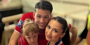 Potret Jennifer Coppen dan Kamari Dukung Justin Hubner saat Pertandingan, Family Goals Banget