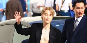 7 Potret Jimin BTS di Paris Fashion Week SS26, Tampil Charming Hanya dengan Blazer - Pamerkan Otot Perut