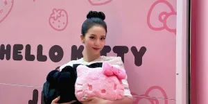8 Potret Jisoo BLACKPINK Tampil Menawan saat Hadiri Pop up Store Kolaborasi Hello Kitty
