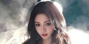 Potret Ju Jingyi di Unggahan Terbaru Weibo, Tampil Cantik di Lokasi Syuting 