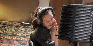 Potret Kasual Ayu Ting Ting Saat Rekaman, Siap Suguhkan Karya Baru