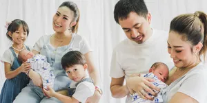 Potret Kebahagiaan Keluarga Ayu Dewi - Regi Datau, Makin Lengkap dengan Anak Ketiga
