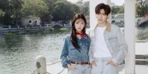 Potret Kece Zhai Xiaowen dan Zhou Ye dengan Outfit Retro, Visualnya Memukau