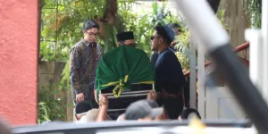 Potret Kedatangan Jenazah Ibunda Raisa di Rumah Duka