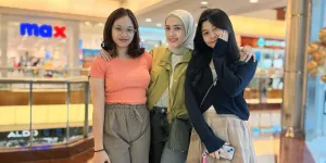 Potret Kedekatan Adelia Pasha dengan Anak-Anak Gadis Okie Agustina