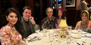 Potret Kedua Orang Tua Farah Quinn Kunjungi Cucu di Amerika, Masih Bugar Meski Sudah Tak Muda Lagi