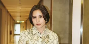 Potret Keseharian Prilly Latuconsina Jadi Dosen, Semangat Bagikan Ilmu - Diskusi dengan Para Mahasiswa