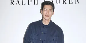 Potret Kim Woo Bin di Photocall Ralph Lauren, Pesona Suami Shin Min Ah