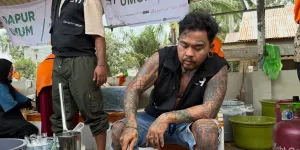 Potret King Abdi Masak di Dapur Umum Posko Bencana, Ikut Rasakan Kesedihan Para Korban