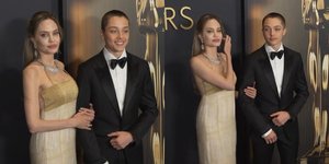 Potret Knox Jolie-Pitt Dampingi Angelina Jolie di Governor's Awards, Disebut Warisi Gen Sang Ibu