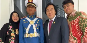 Potret Komeng Lepas Anak Jalani Pendidikan Militer, Masih Sempat Bercanda