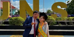 Potret Komika Kukuh Adi Hadir di Momen Wisuda Sang Pacar yang Lulus dengan Predikat Cumlaude