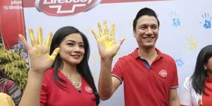 Potret Kompaknya Christian Sugiono dan Titi Kamal Peringati Hari Cuci Tangan Sedunia