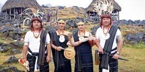 7 Potret Kris Dayanti dan Keluarga Pakai Baju Adat Timor Leste, Siap Keluarga Lagu Baru - Ajak Tim dari Jakarta