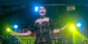 Potret Lady Rara Manggung di Hajatan Warga, Ramah Sama Penonton