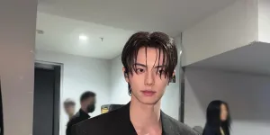 7 Potret Lee Chae Min Kepanasan Saat di Jakarta, Fans Malah Heboh Gara-Gara Ngelap Keringat Pakai Tisu