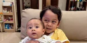 7 Potret Levian dan Baby Leshia Anak Rizky Billar dan Lesti Kejora saat Jalani Pemotretan, Penuh Tawa