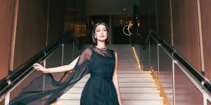 7 Potret Luna Maya di Premier Film SUKMA, Tampil Beda dengan Rambut Cepak