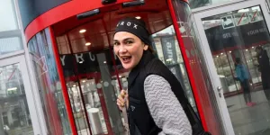Potret Luna Maya Heboh Jadi Cheer Squad Untuk Tim Relay HYROX di Vienna 
