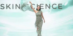 7 Potret Luna Maya Kembali ke Runway di JFW 2025, Tampil Penuh Percaya Diri dan Memukau