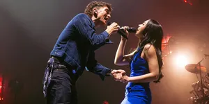 Potret Lyodra Muncul di Konser LANY Jakarta, Duet 'Stuck' Bareng Paul Klein