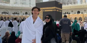 Potret Marcell Darwin Terharu dan Menangis Akhirnya Bisa Sentuh Ka’bah Saat Umrah