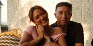 Potret Marion Jola Pulang Kampung ke Kupang, Ajak Dennis Talakua