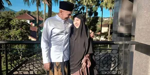 Potret Mark Sungkar & Santi Asokamala Rayakan Anniversary 12 Tahun