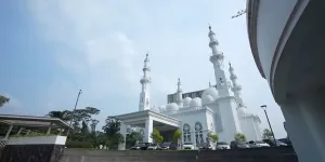 Potret Masjid Erick Thohir, Megah dengan Chandelier dan Ornamen Asmaul Husna 