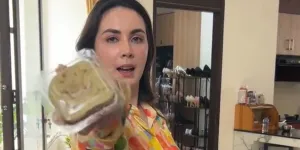 Potret Menikmati Kue Lumpur Ala Arumi Bachsin