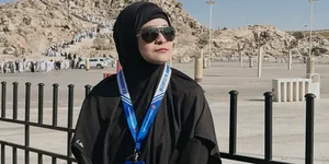 Potret Mita The Virgin Umrah di Usia 40 Tahun, Niat Badalkan Mendiang Ibu