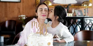 Potret Momo Geisha Ulang Tahun ke-40, Dapat Kejutan Manis dari Suami dan Anak-Anak