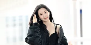 Potret Moon Ga Young Berangkat ke Indonesia Pakai Dress Hitam Ala Lingerie