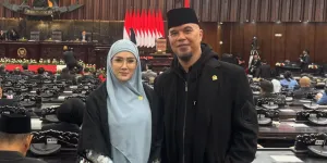 Potret Mulan Jameela & Ahmad Dhani di Rapat Paripurna DPR RI