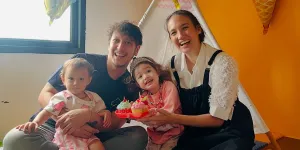 Potret Nadine Chandrawinata Ajak Anak ke Pasar Malam, Naik Kereta Mini - Melukis di Kanvas